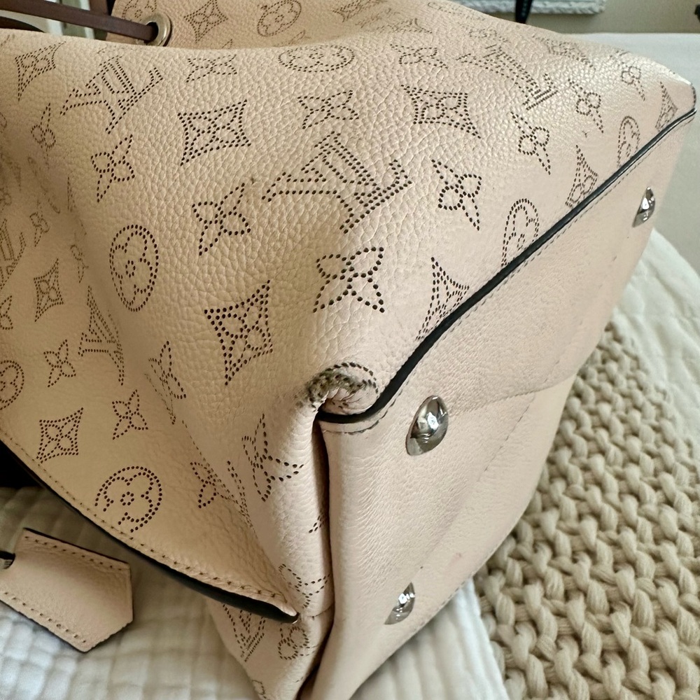 AUTHENTIC Louis Vuitton Muria Cream Women's Leather Bag on LV website for $5000 - Picture 10 of 12